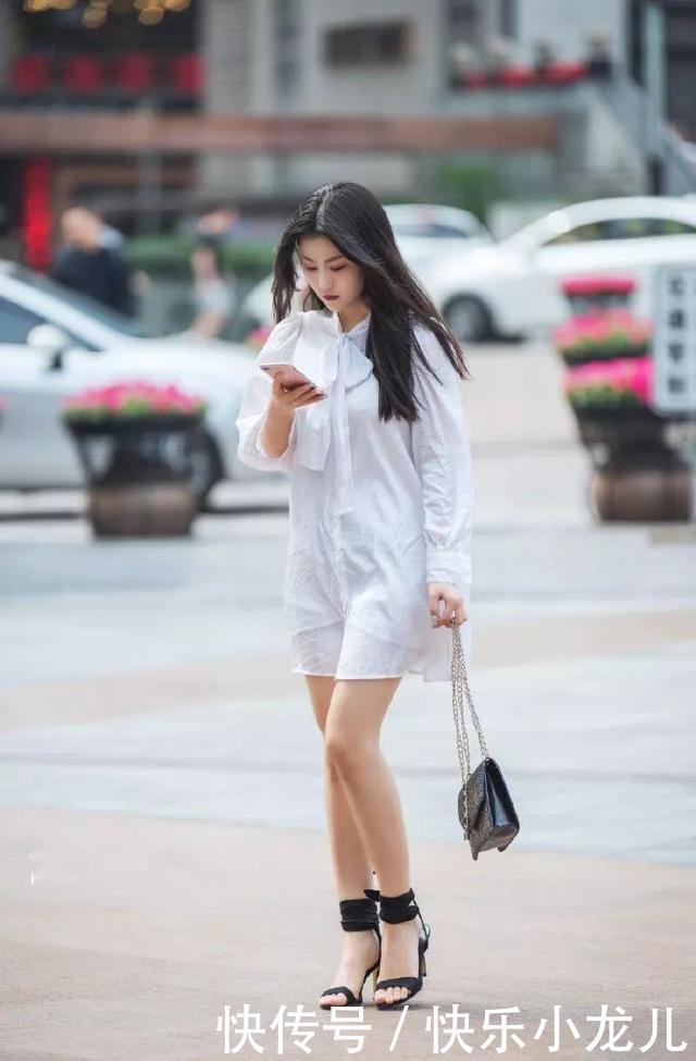  『深蓝色』街拍：小姐姐深蓝色牛仔裤搭配一双高跟鞋，打造不一样的迷人气质