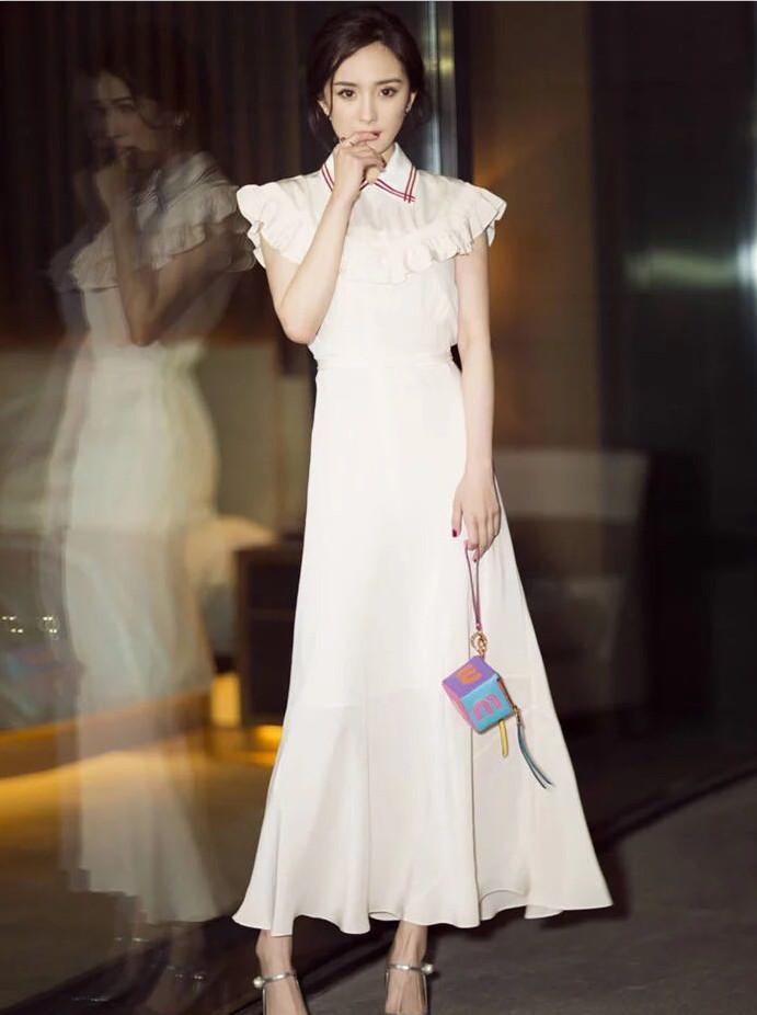 杨幂真大胆, 蕾丝裙都快撑破了, 网友: 真的是越来越迷人