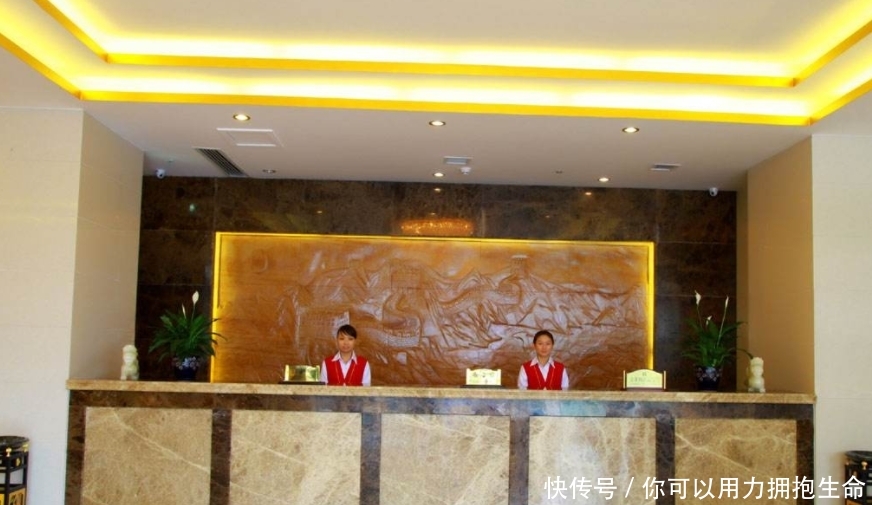 大晚上住酒店时,明明还有房间,为何酒店前台总是说“没房”?