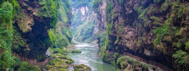 我国一处峡谷地缝，拥有上百处瀑布，非常壮观！