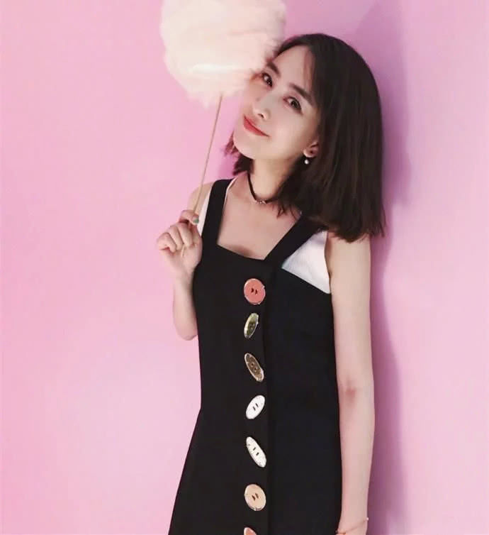 马苏穿吊带哪里都是美，却意外被她的扣子抢镜头!