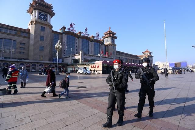  「鲜花」反差萌！当北京站持枪女特警遇上鲜花，竟这么可爱