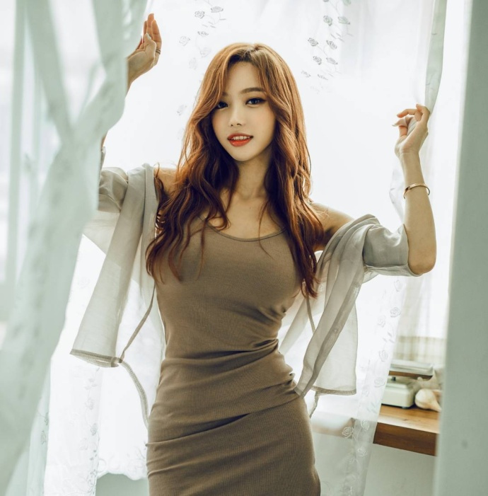 大气妩媚的精致美女，婀娜身姿衬托完美时尚感，邪魅眼神一眼万年