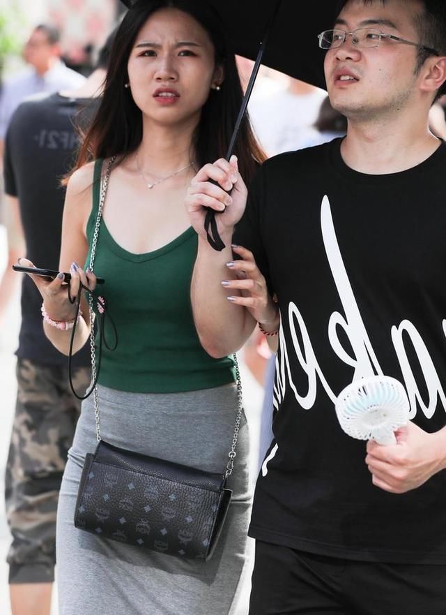 胖胖的小姐姐紧身装裹出好身形，包臀裙走路尽显成熟女人味儿