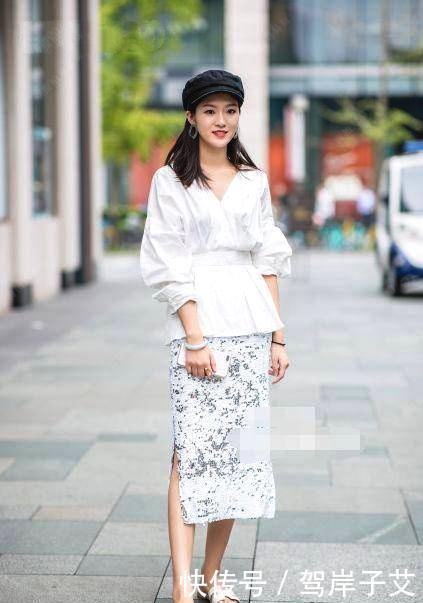 「深蓝色」街拍:小姐姐深蓝色短款外套搭半身裙,很有显高的效果