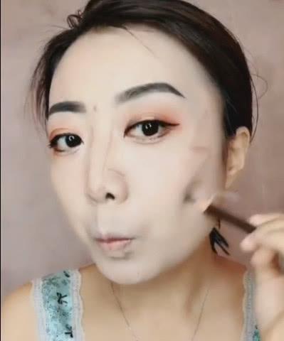 这是我见过最失败的化妆，成品出来以后，分明是六亲不认的脸呀！