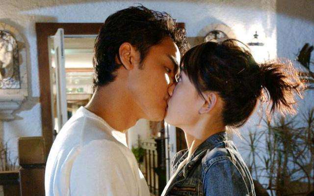 娱乐圈又一情侣恋情曝光, 女方疑似有孕, 网友: 真的假的