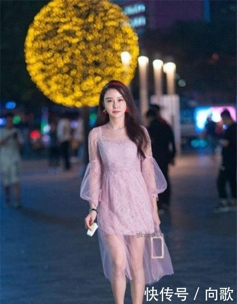 「风采」街拍:娇小玲珑的美女,身穿吊带搭配牛仔热裤,尽显女神风采