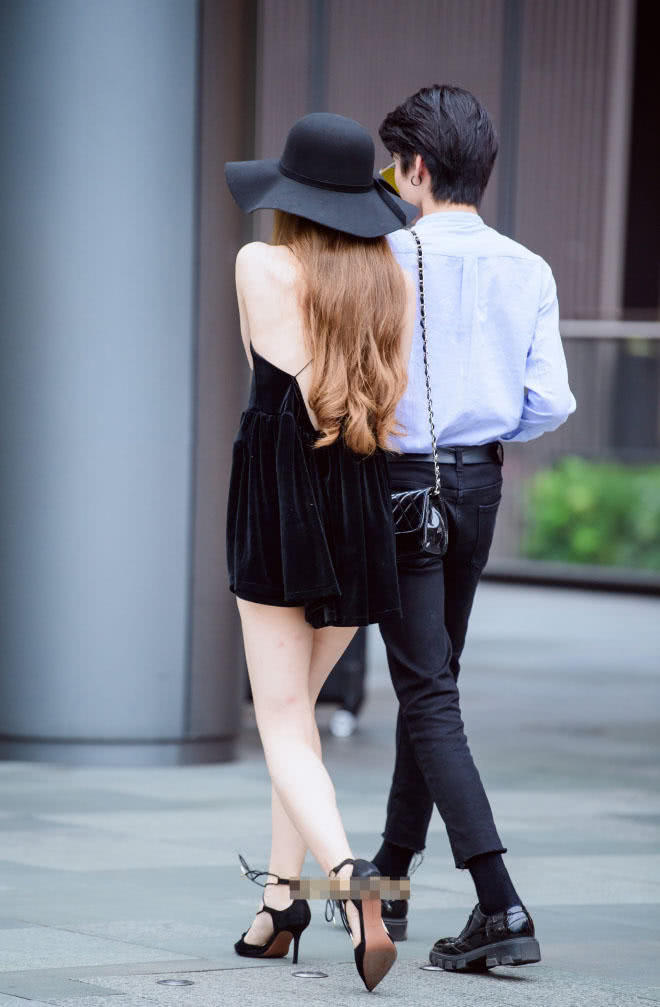 时尚小姐姐穿黑色吊带秀出曼妙好身材，一双白腿十分有魅力