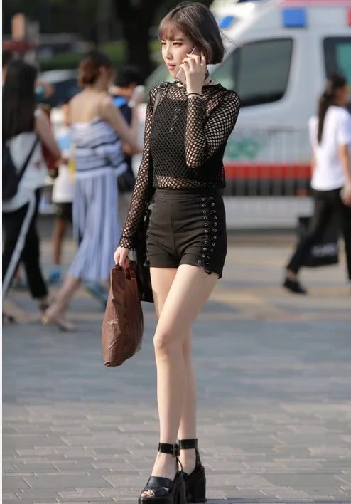 性感气质小姐姐，独特的穿衣风格让小姐姐时尚范儿十足，修长的美