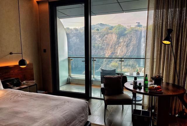 世界唯一建在深坑里的五星酒店,中国花了12年才完工,效果太震撼