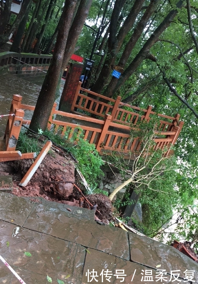 四川乐山暴雨 夹江县千佛岩景区万象亭被山洪冲毁