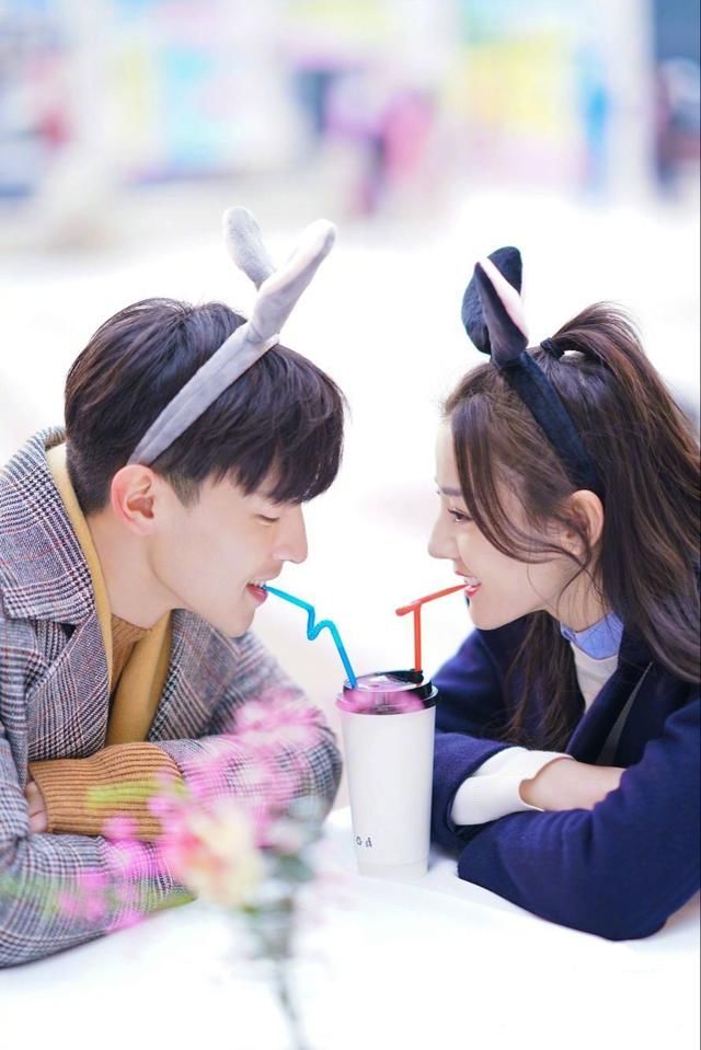 迪丽热巴和邓伦剧里剧外撒狗粮，花样示范高段位情侣装穿法