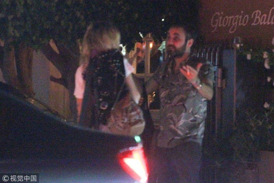 天王女儿帕里斯与女性友人十指紧扣外出 穿露脐T恤大秀马甲线花臂