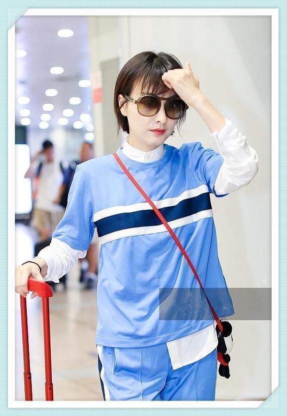 吴昕沈梦辰机场秀，一个潮到飞起，一个土到掉渣，网友:相差太大