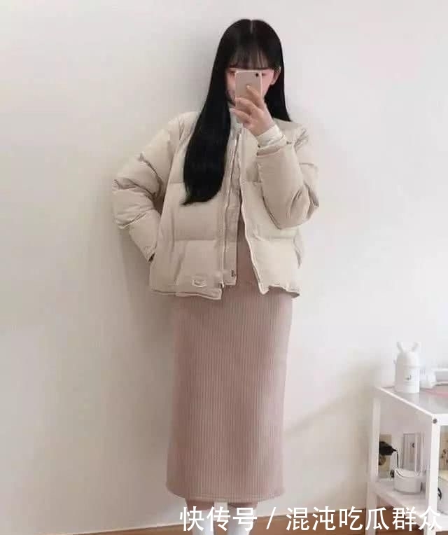  『紧身裤』建议小个子女生：别总穿棉服＋紧身裤，2020流行这样穿很显高