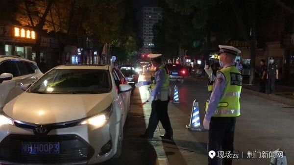 「交警」近20万网友围观荆门交警查酒驾