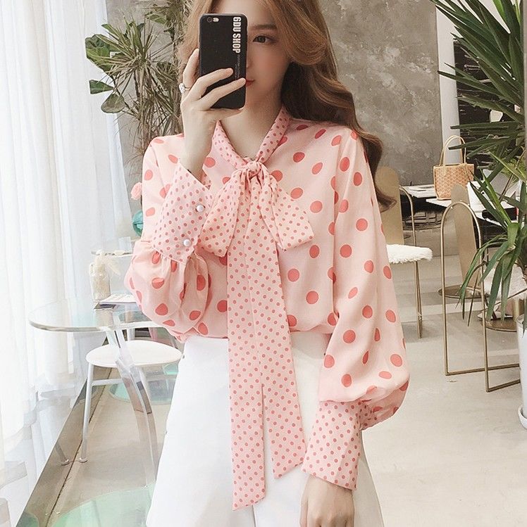 老婆43，经常穿娃娃衫+半裙，美得清新脱俗，走街上没人叫阿姨