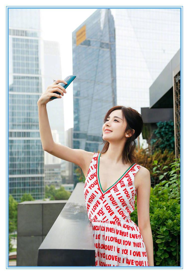 看了娜扎的深V裙，再看看邓紫棋，终于知道清纯和妩媚的差距了！