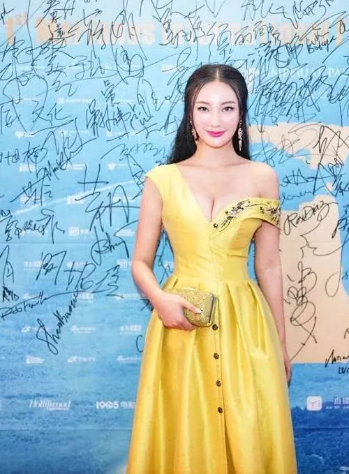 王李丹妮身材简直了，很难让人驾驭住啊，网友：这能兜得住吗！