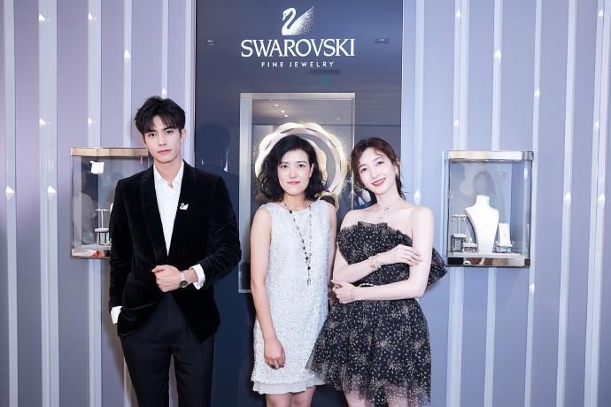 江疏影亮相某活动 身着黑色亮片抹胸连衣裙 尽显优雅的气质