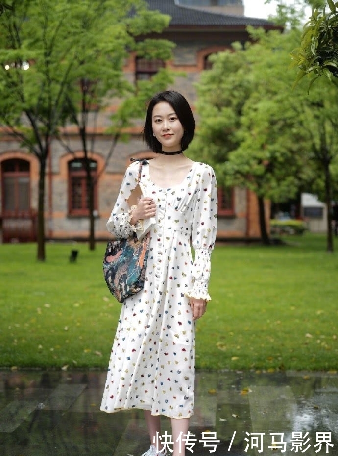 美女|街拍美女时尚有型的小姐姐,飘逸的连衣裙,彰显女神的气质