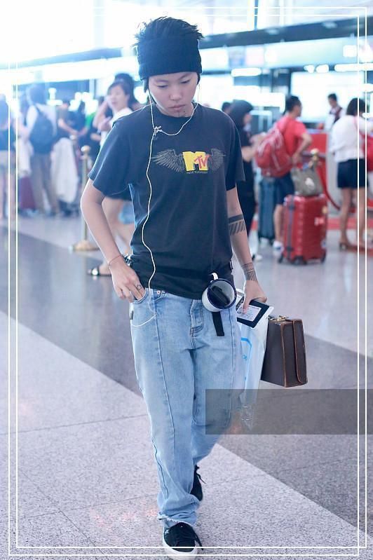 本以为杨丽萍的竹篮够奇葩的了，但看到窦靖童的木箱，我沉默了!