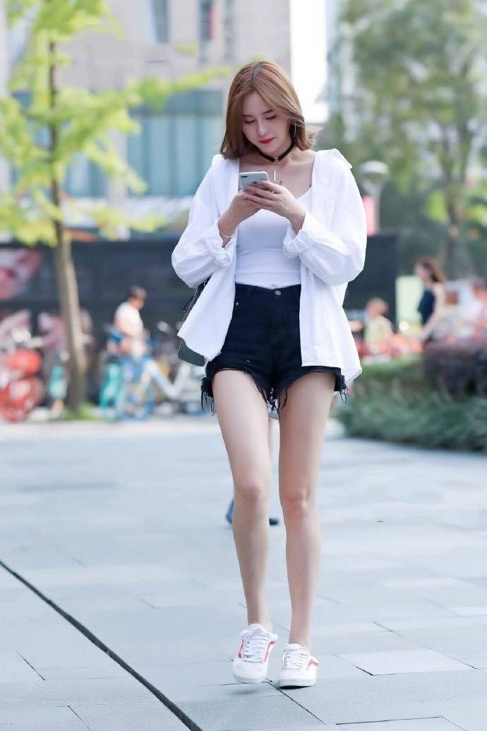 「吸睛」街拍:笑容好甜美的小姐姐,身穿一字肩鱼尾短裙,长腿可真是吸睛啊