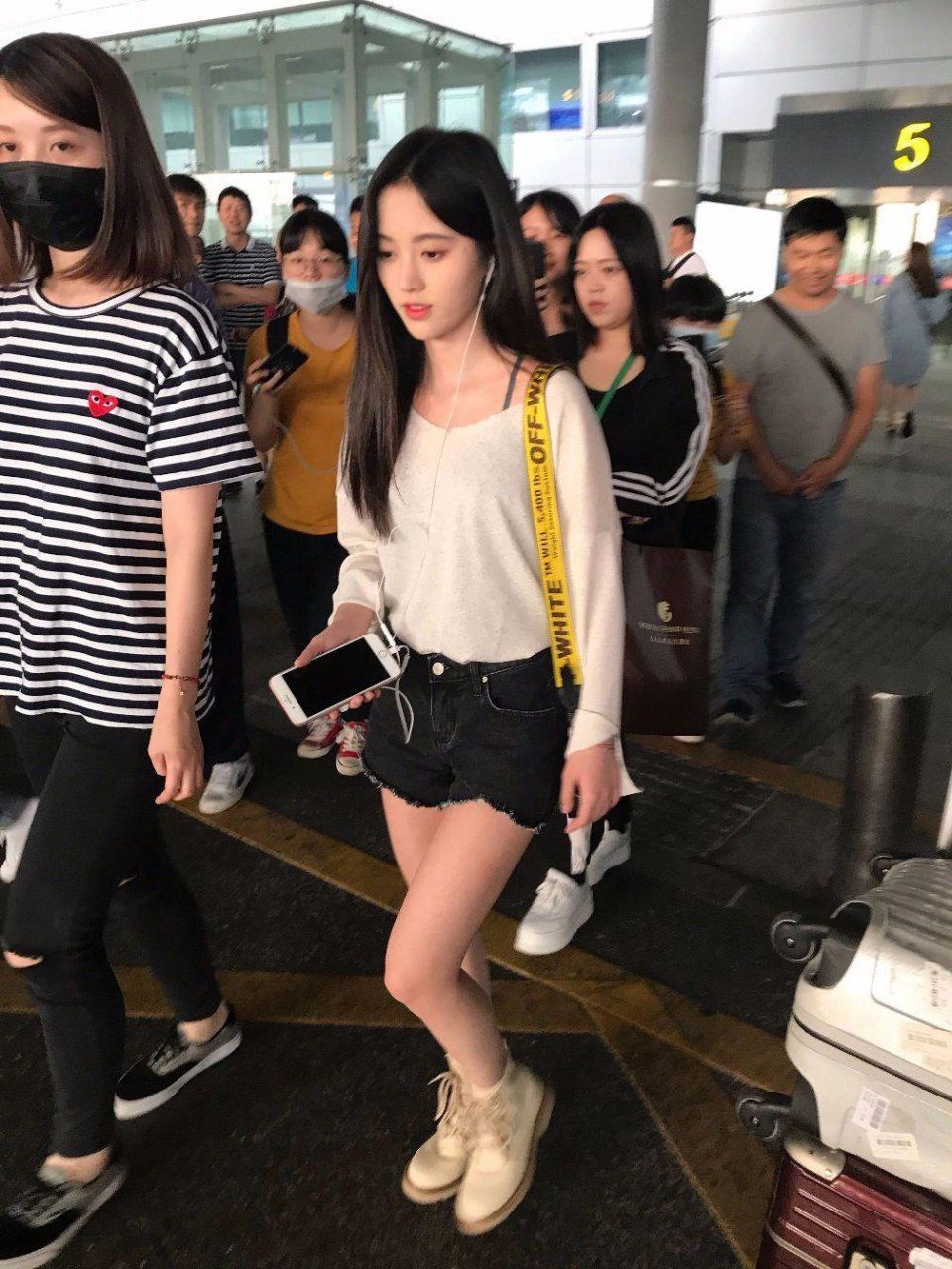 鞠婧祎实力诠释长的矮也能变成“超模”!她这样穿都要赶上刘雯了