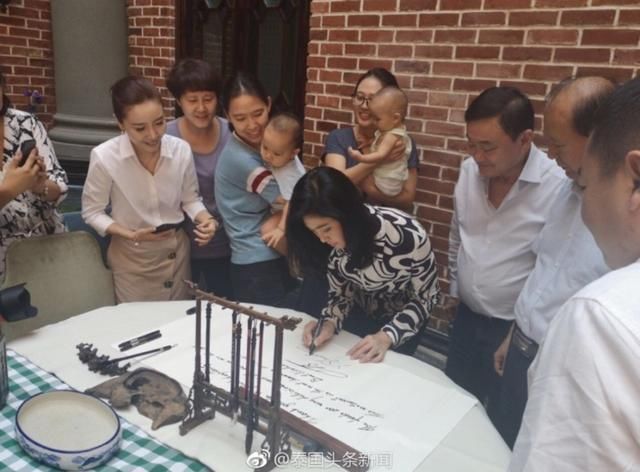 消失已久的英拉突然现身北京，素颜出境，形象亲民