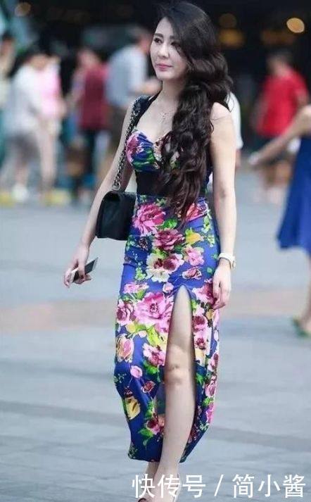 裙装小姐姐们身材高挑迷人，魅力无人可挡，你更喜欢哪一款呢？