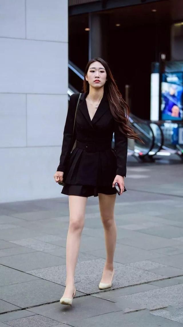 路人街拍：很有气质的长腿美女，让人想拜倒在短裙之下