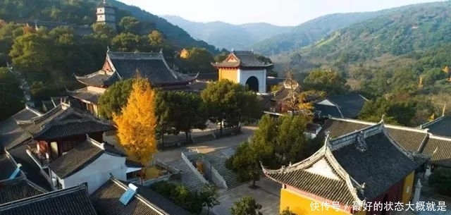 佛音袅袅，金黄满地，银杏配古刹，绝美！