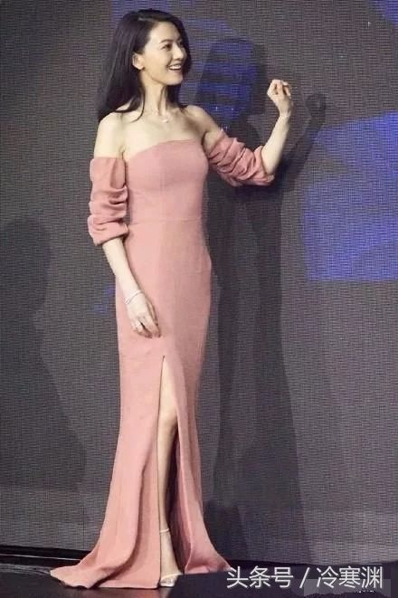 38岁高圆圆现身活动，穿深V连衣裙，网友:赵又廷看了要吃醋喽!