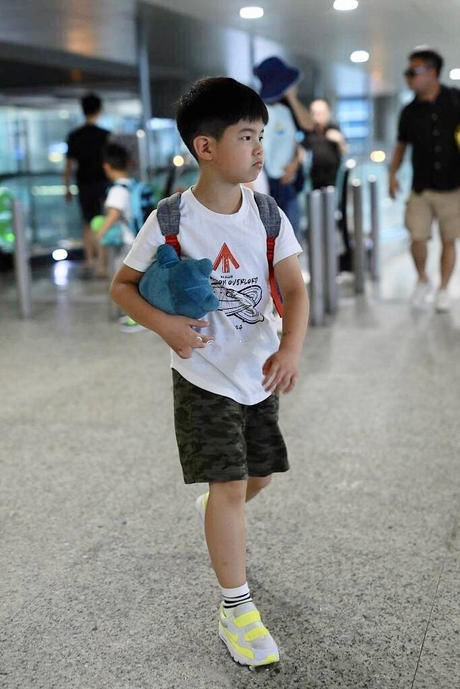 『 卡通』卡通t恤尽显潮范,穿亲子装太温馨,沙溢胡可一家四口走机场