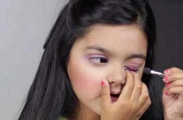 4岁小女孩化妆技术逆天，抹眼影打粉底让阿姨们都自愧不如