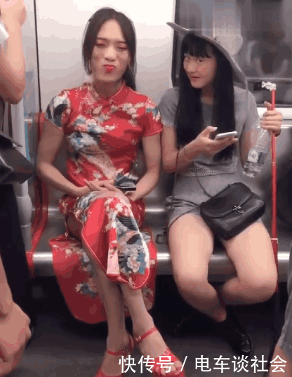 地铁上一旗袍“美女”卖萌, 旁边的妹子被迷住了, 网友: 不尴尬吗