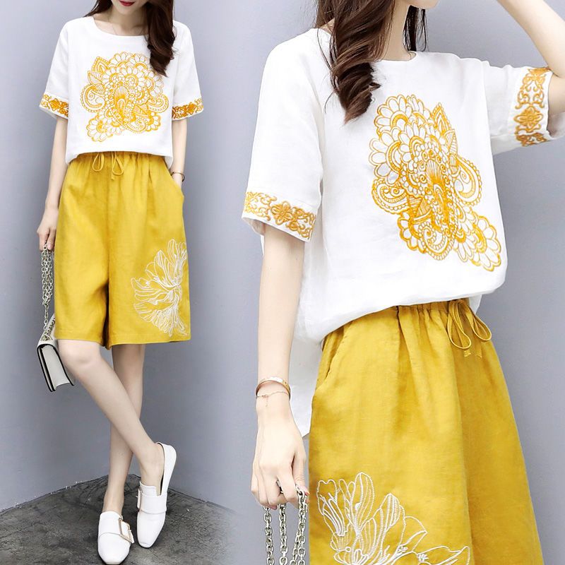 哇!这妹子身材啥那么好?竟穿短裤套装+高跟，美得刚刚好