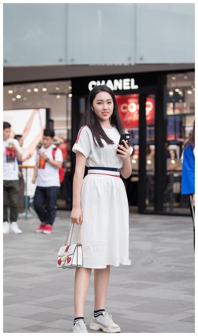 街拍：图1白色连衣裙，图2高腰短裤，图3蕾丝裙更显女人味！