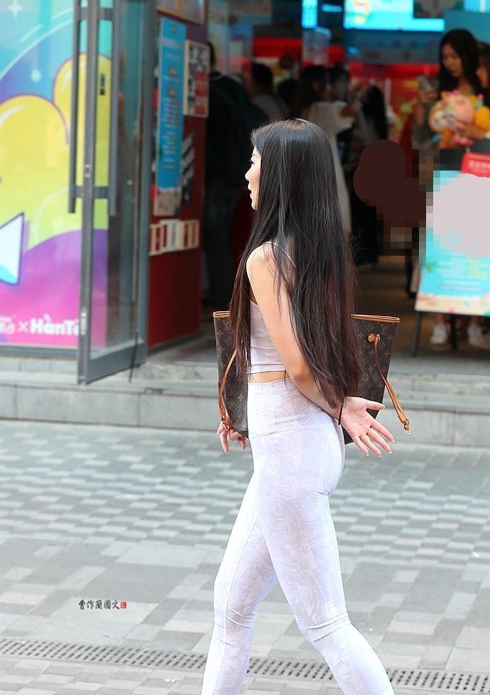 美女■街拍:穿出青春动感的瑜伽裤美女