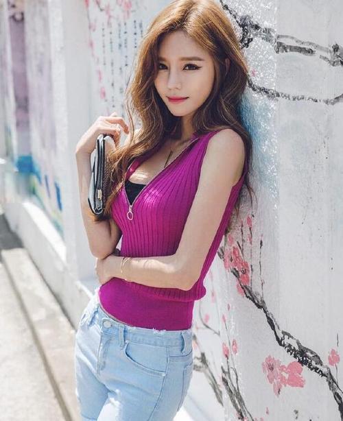 街拍：新颖个性的牛仔裤美女，傲人曲线，充满女性韵味！