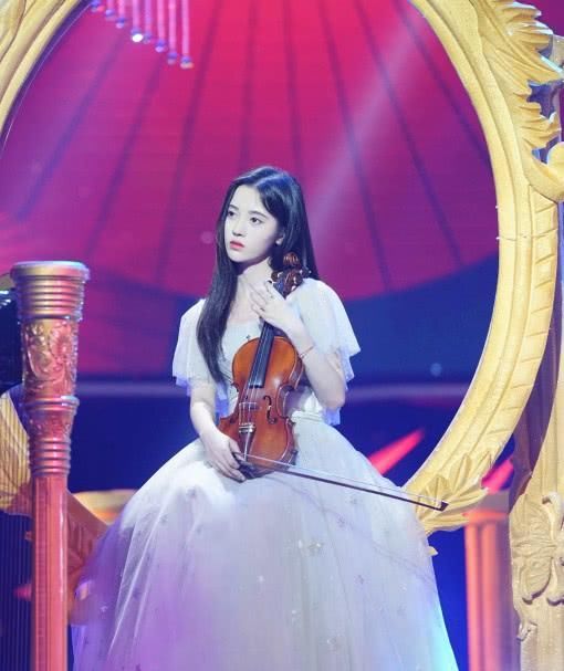 鞠婧祎真敢穿，竟在T恤上剪了1刀秀腹肌，“腰精”本人没错了!