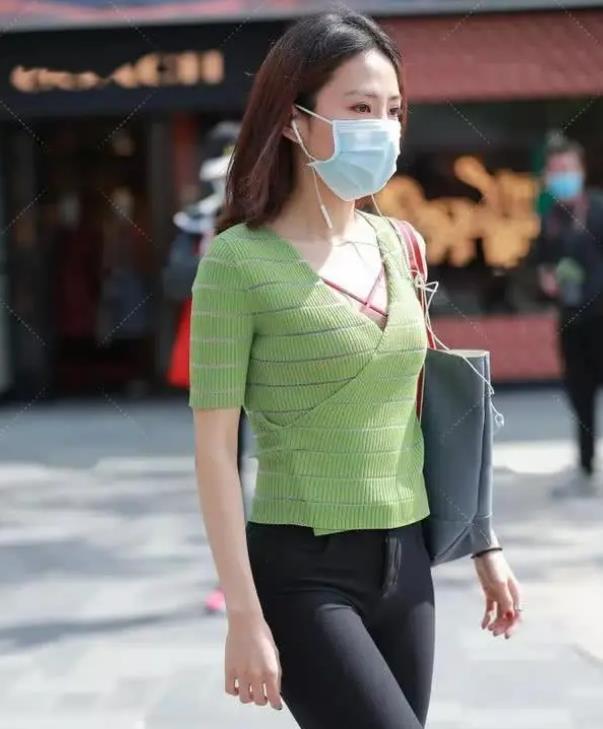  「搭配」街拍：天生丽质的小姐姐，一条黑色的连衣裙，时尚魅力气质十足