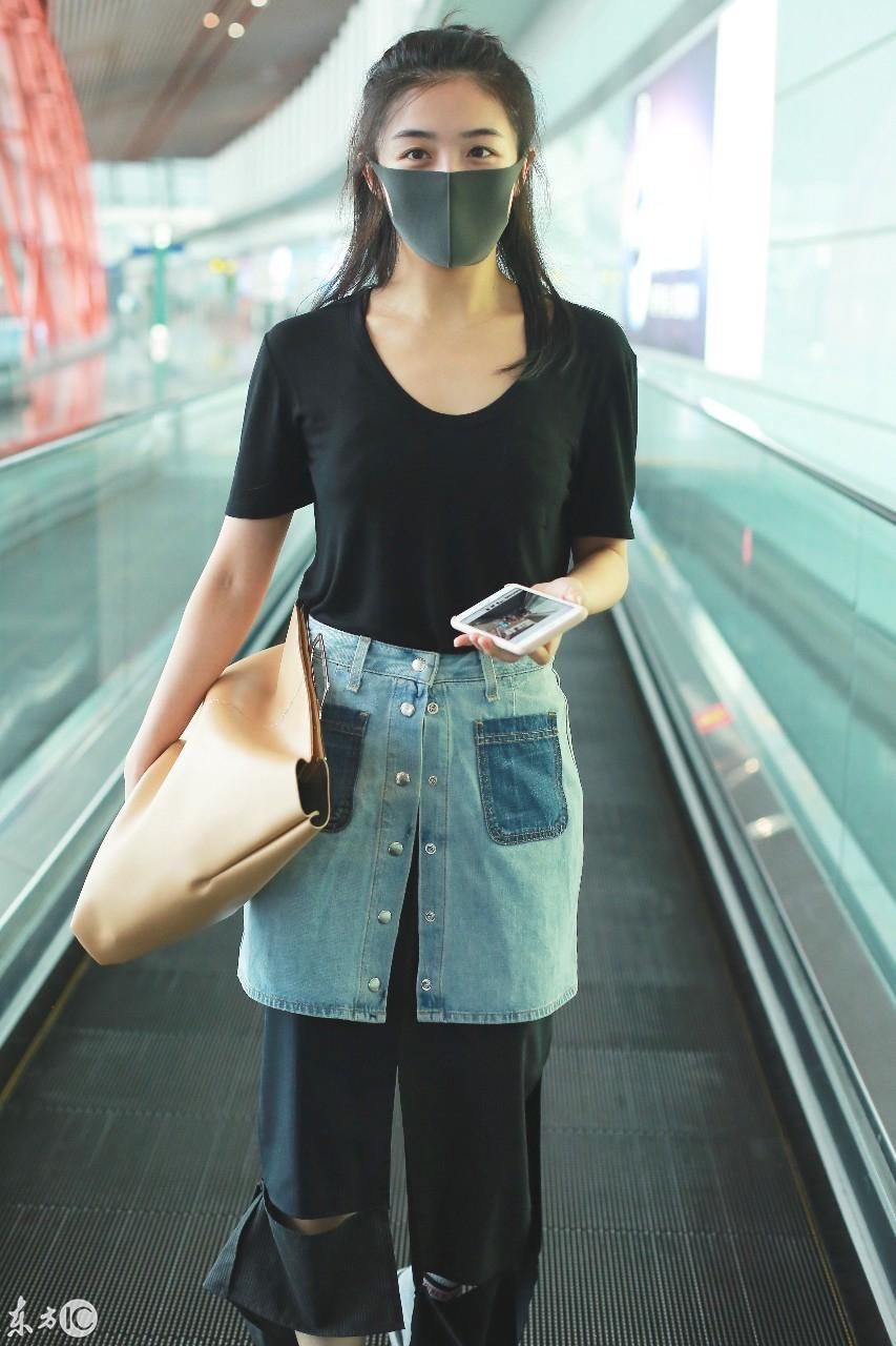 张含韵现身北京机场,身穿呆带T恤变身性感女神