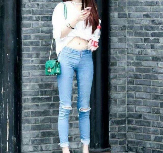 牛仔裤是一种搭配率很高的单品,浅蓝色清新干净增加了复古的感觉