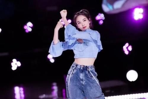  『蝴蝶结』宋茜秀小蛮腰的方式真特别！两个蝴蝶结拼成泡泡袖上衣，高贵撩人