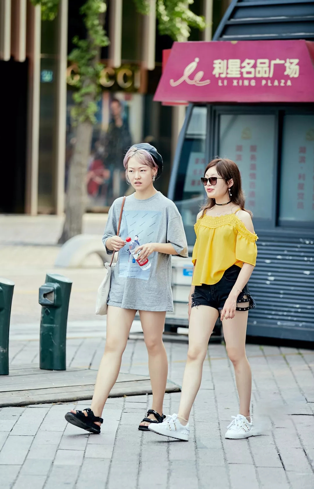 现在女孩最敢穿！个子矮的女生要么T恤当裙子，个高内衣当T恤穿