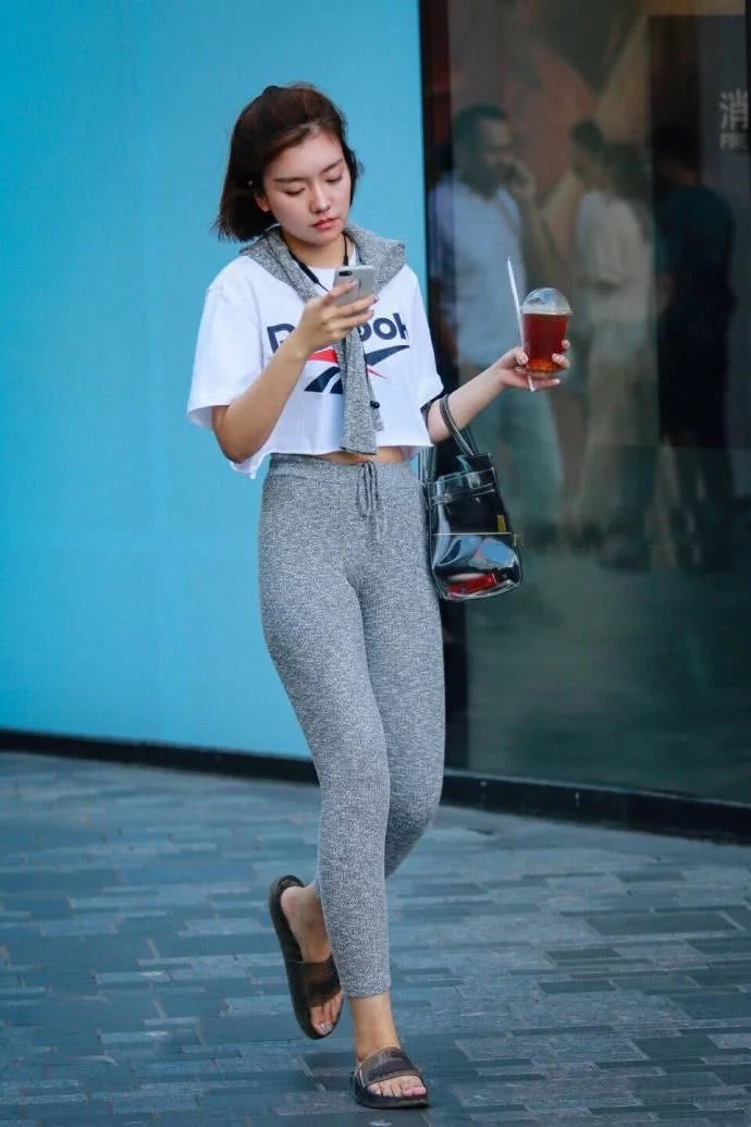 灰色紧身裤小姐姐臀型下垂，紧身运动装将身材衬托的玲珑浮凸