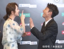 何炅穿越人群拥抱谢娜