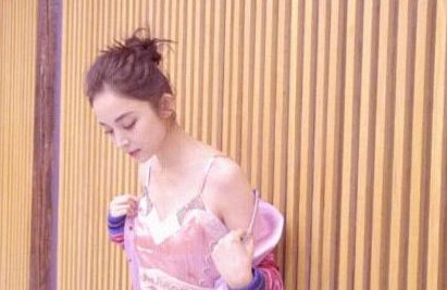 古力娜扎豁出去了，就靠“两根带”惊艳全场，网友:美到窒息!